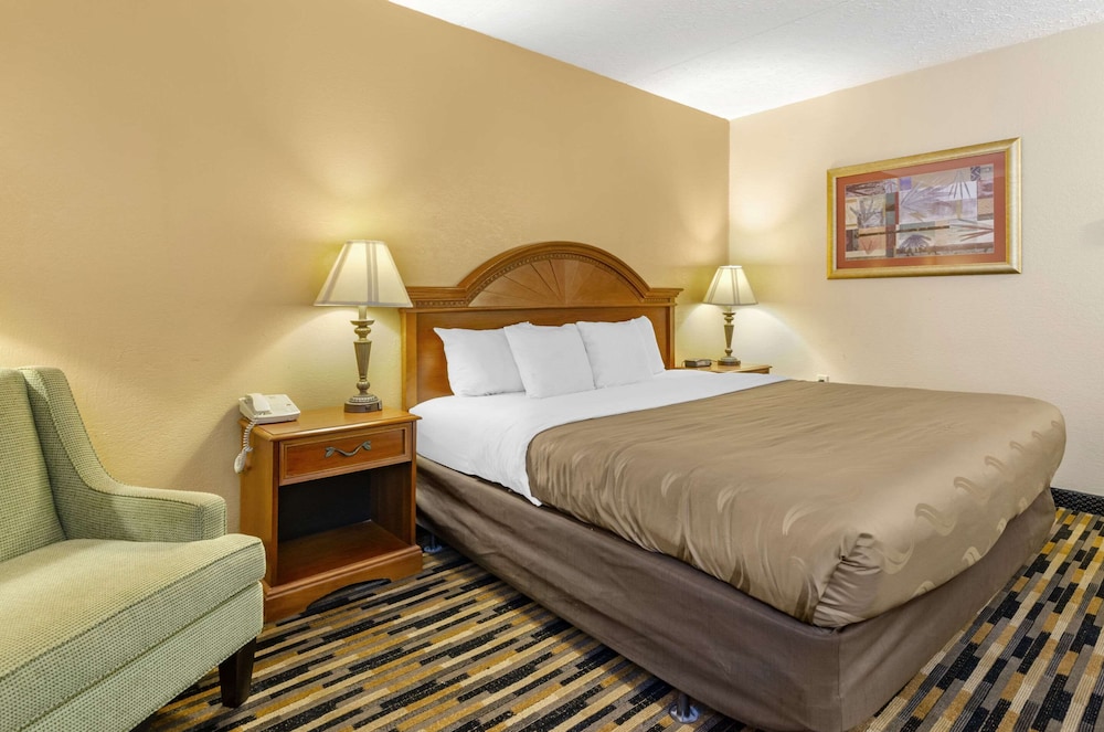 Standard Room, 1 King Bed, Non Smoking - Photo 6