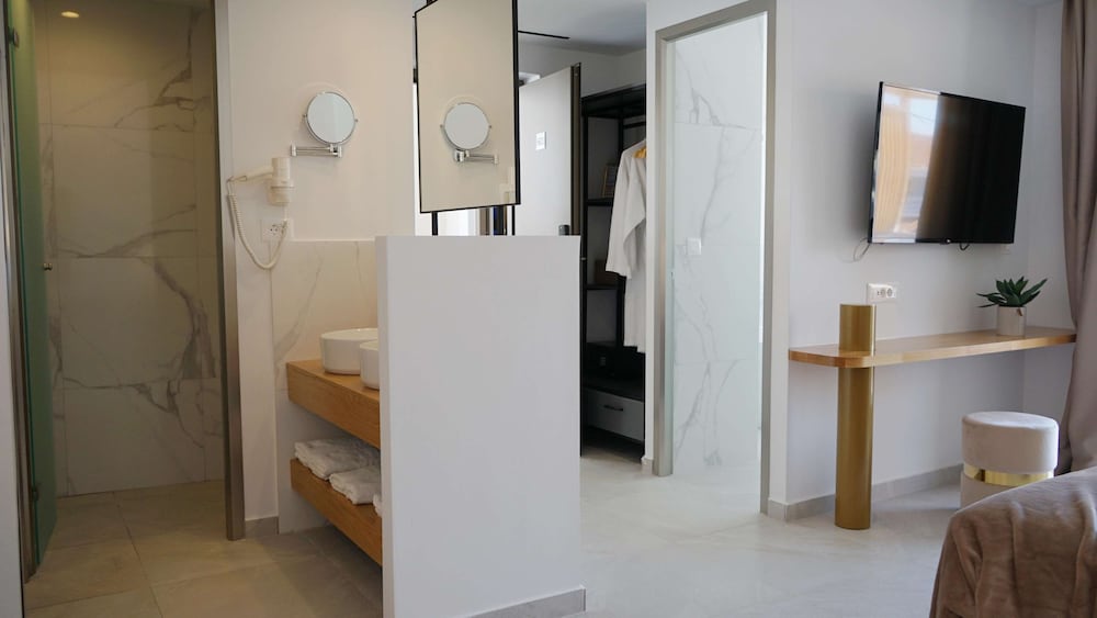 Junior Suite, Hot Tub - Photo 11