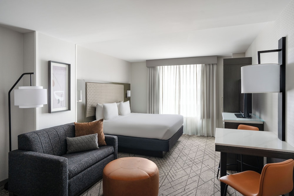 Room, 1 King Bed with Sofa bed, Kitchenette (Den Guestroom) photo 1