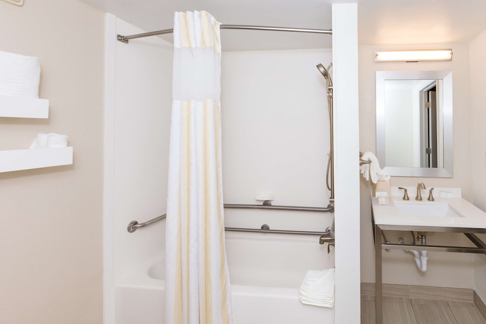 Junior Suite, Accessible - Photo 4
