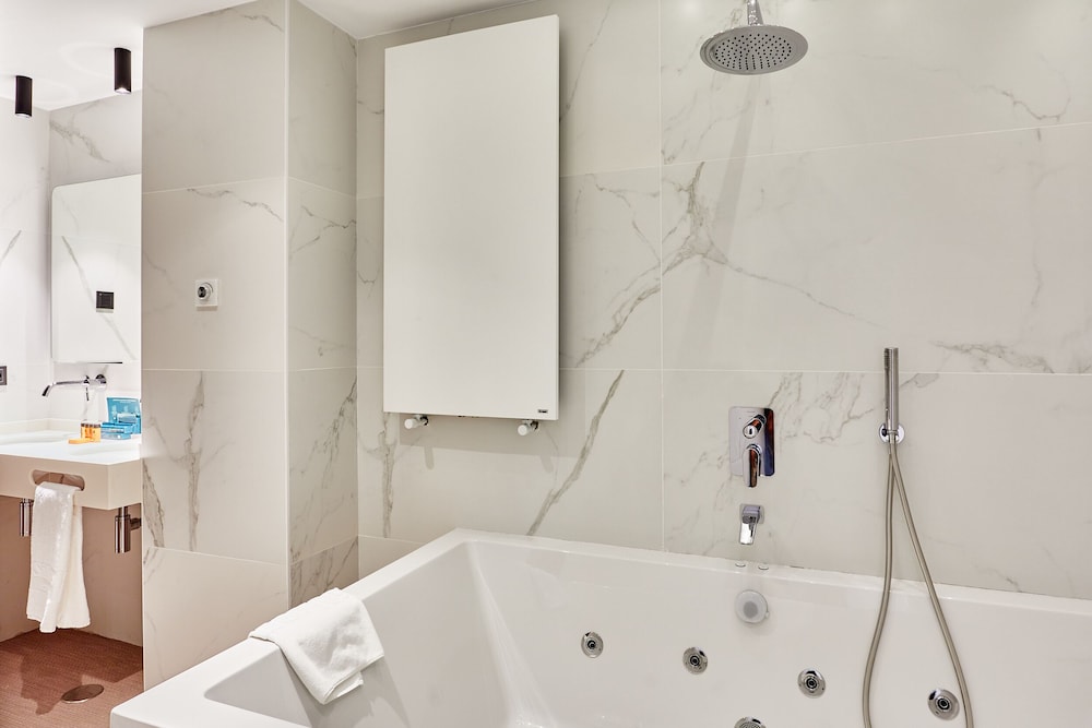 Junior Suite, Jetted Tub (Deluxe) - Photo 3