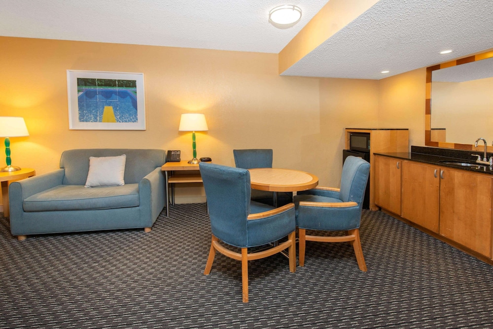 Suite, 1 King Bed, Non Smoking (1 Bedroom) - Photo 2