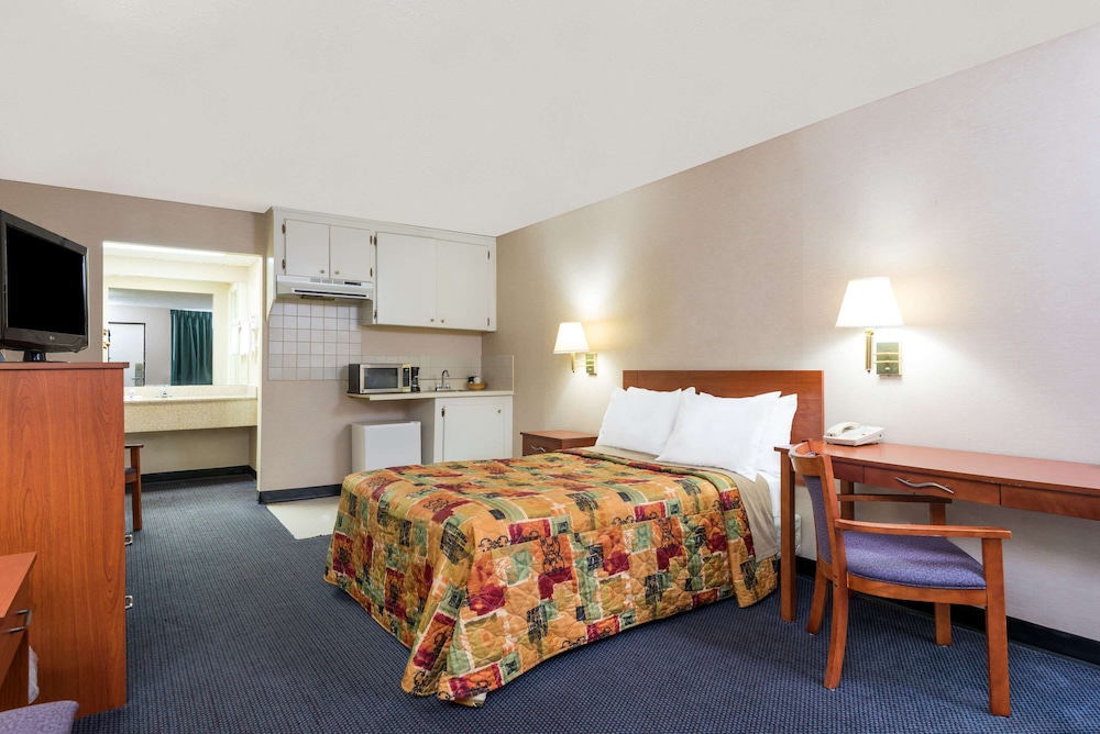 Room, 1 King Bed, Smoking photo 2