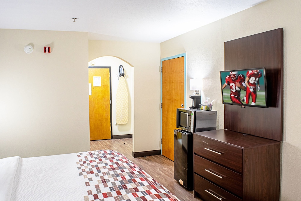 Deluxe Room, 1 King Bed, Accessible (Smoke Free) - Photo 6