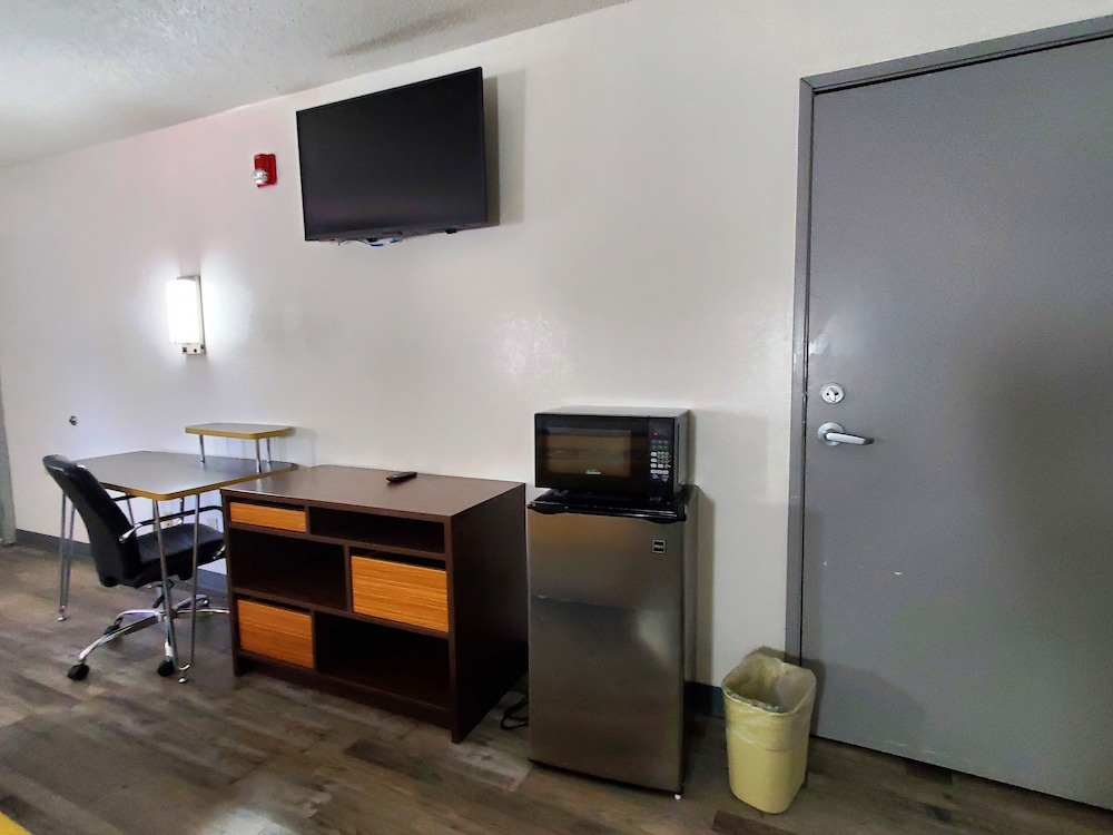 Deluxe Room, 1 King Bed, Non Smoking, Refrigerator & Microwave - Photo 8