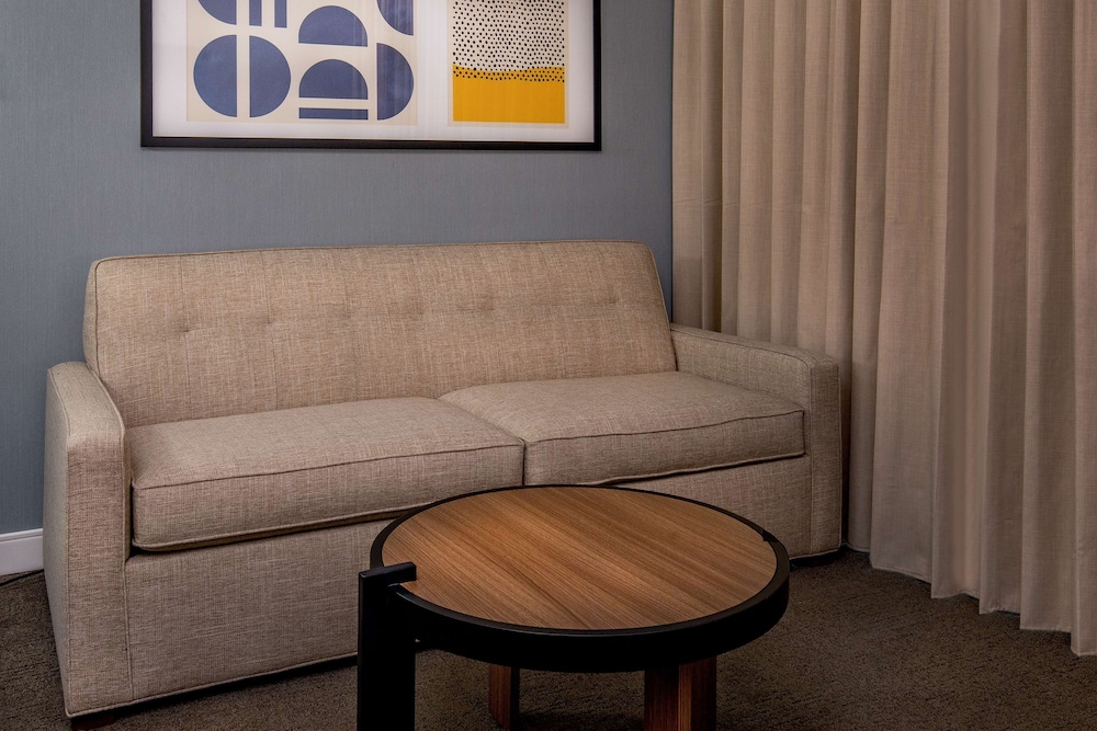 Deluxe Room, 1 King Bed with Sofa bed, Patio (Interior View) - Photo 4