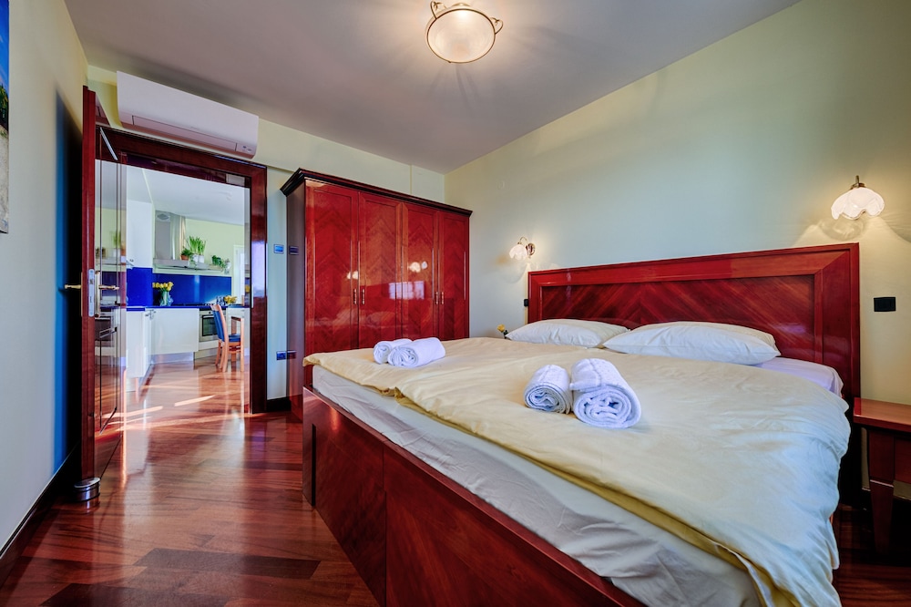 Apartment (Penthouse B4)