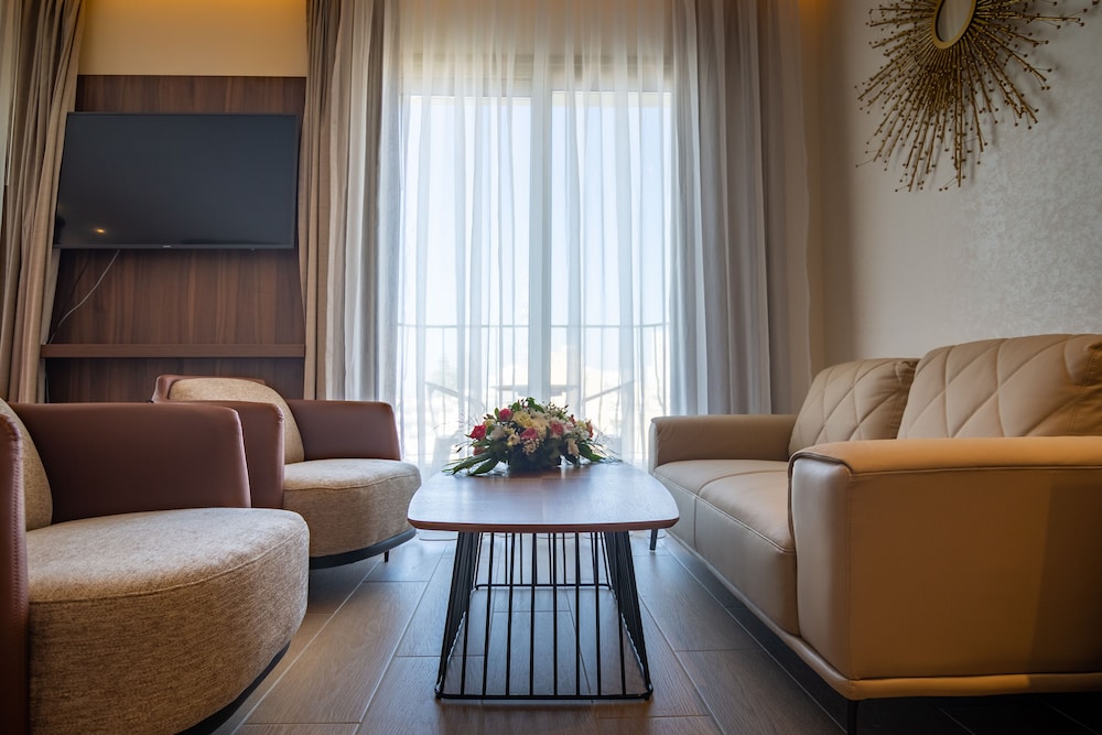 Suite, 1 Queen Bed, Club Lounge Access, City View thumbnail 6