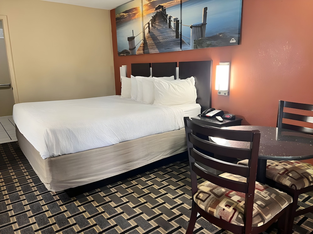 Room, 1 King Bed, Accessible - Photo 5