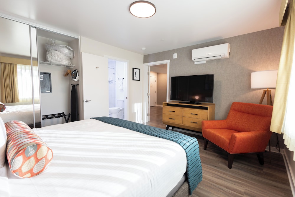 King Suite with Sofa Bed photo 3