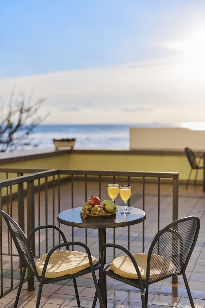 Family Room, Balcony, Sea View - Photo 1
