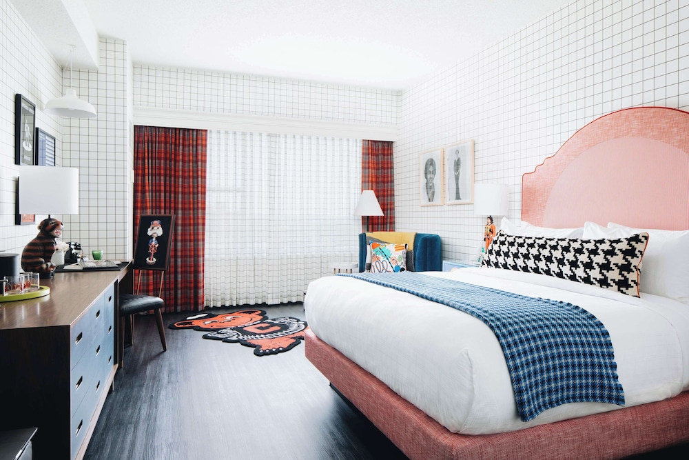 Room, 1 King Bed, Accessible (3x3 Shower) - Photo 7