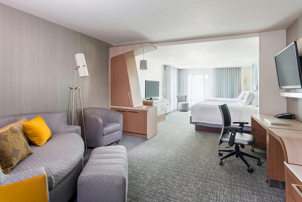 Executive Suite, Multiple Beds (Mobility Accessible, Tub) photo 2