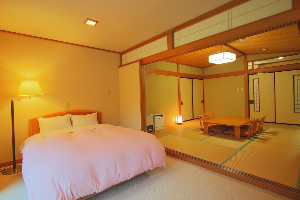 Deluxe Family Room (102) - Photo 3