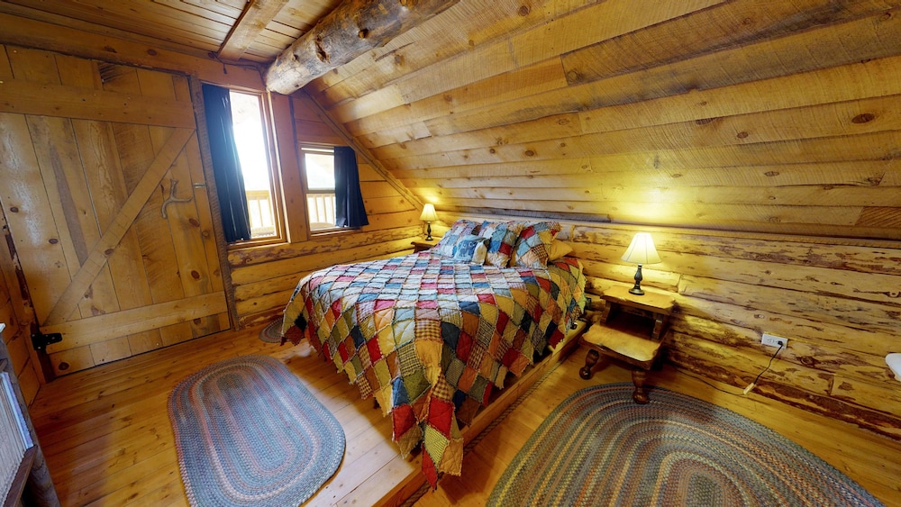 Cabin (Gorgeous Romantic Cabin with Deck  BB) photo 3