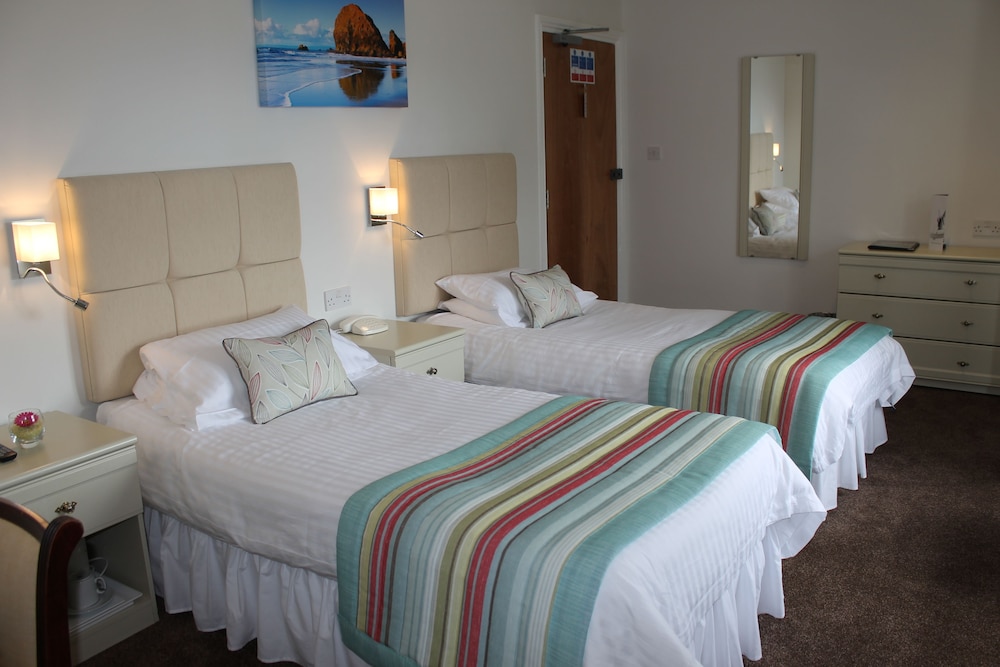 Twin Room, Pool View photo 1