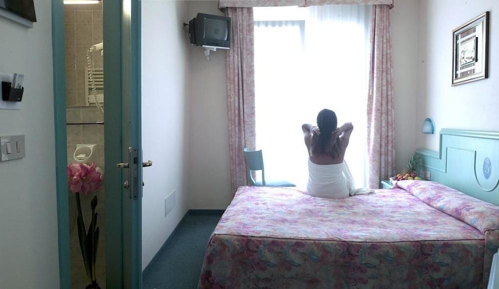 Classic Double or Twin Room, Non Smoking, Balcony - Photo 2