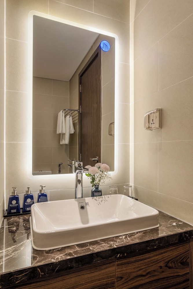 Premier Triple Room, Multiple Beds, Non Smoking, Partial Ocean View photo 3