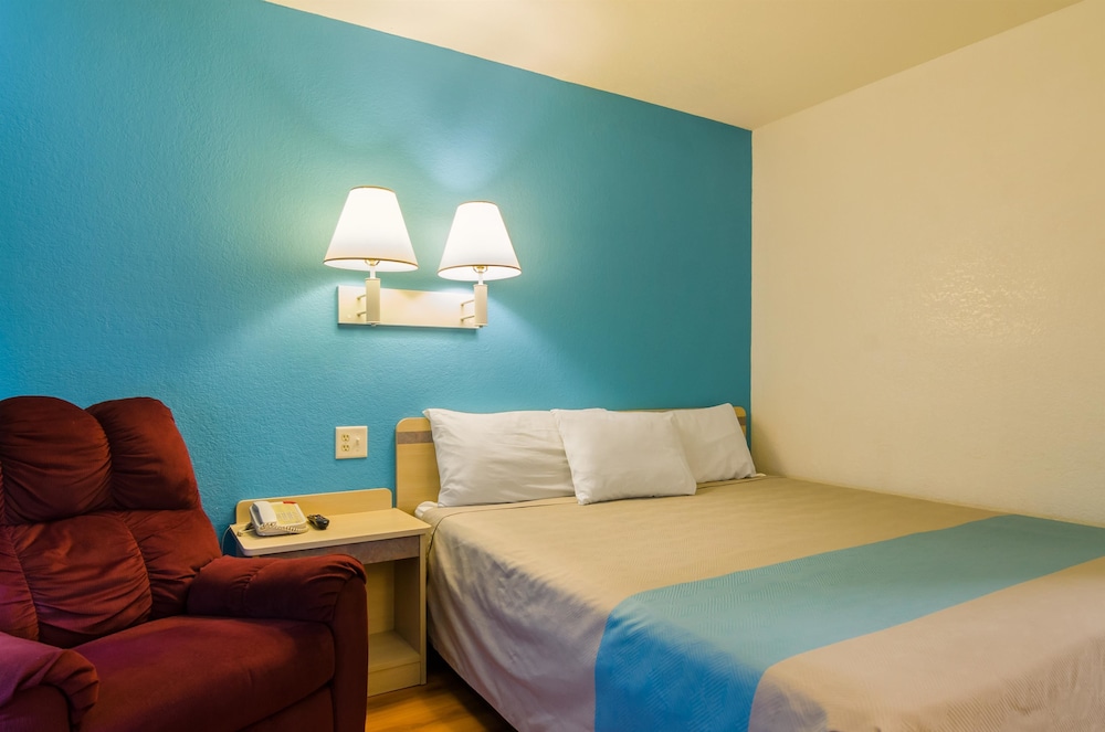 Standard Room, 1 King Bed, Non Smoking, Refrigerator & Microwave photo 2