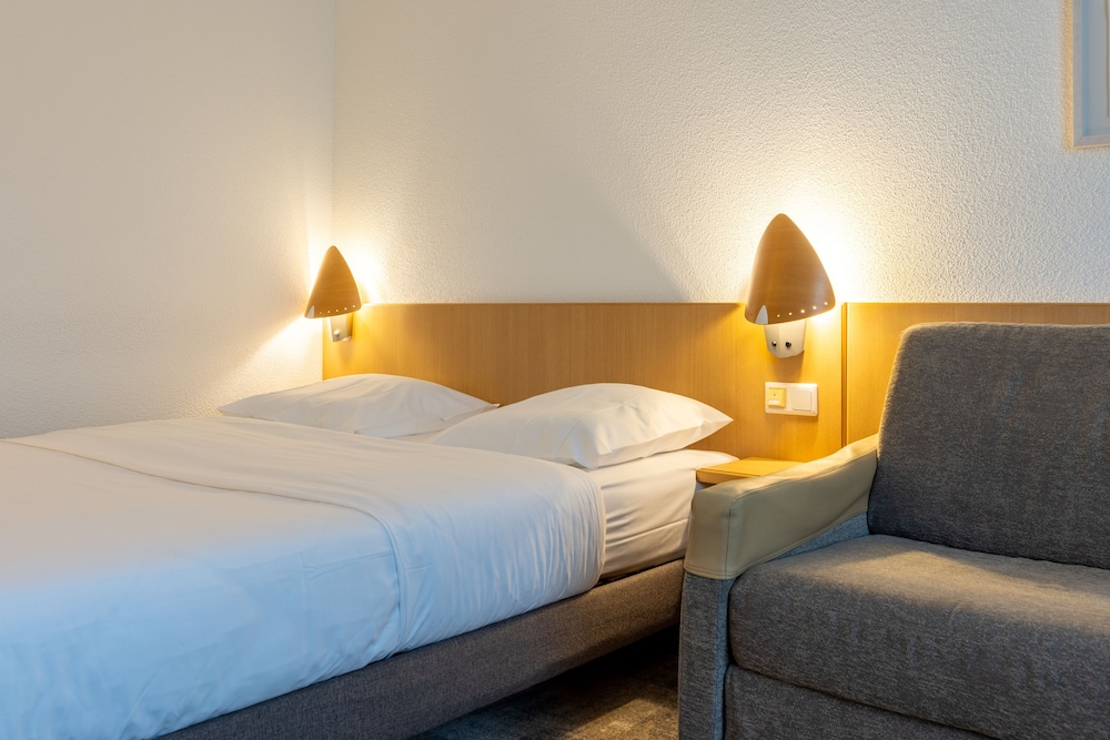 Standard Room, 1 Queen Bed with Sofa bed - Photo 4