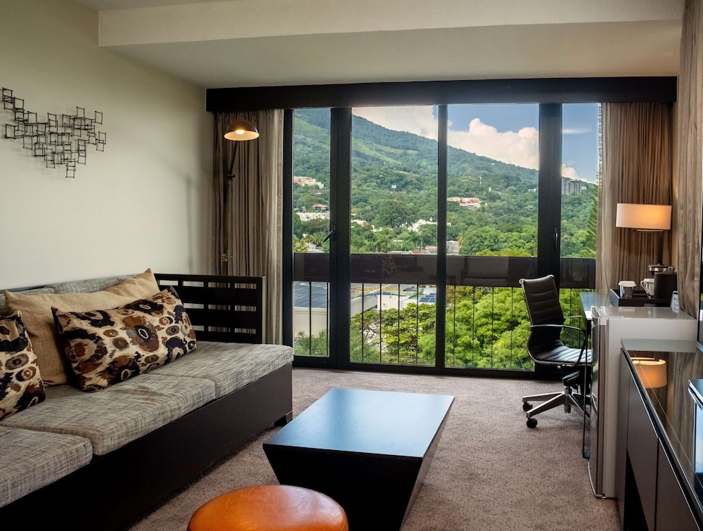 Suite, 1 Bedroom - Photo 5