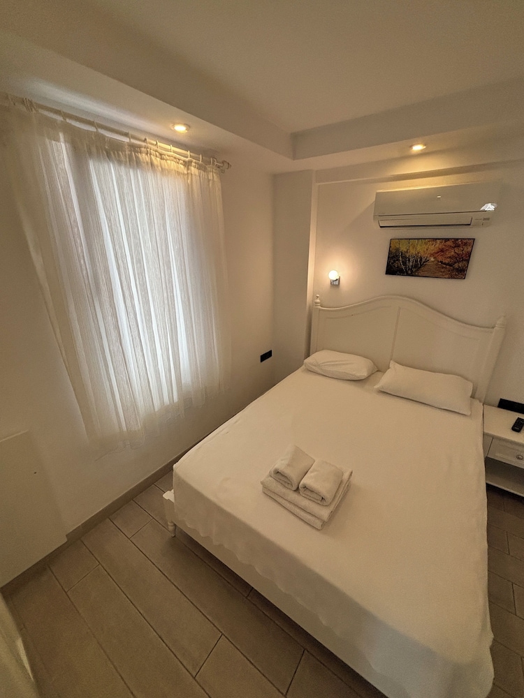 Standard Suite, 1 Double Bed with Sofa bed, Balcony, Partial Sea View photo 3