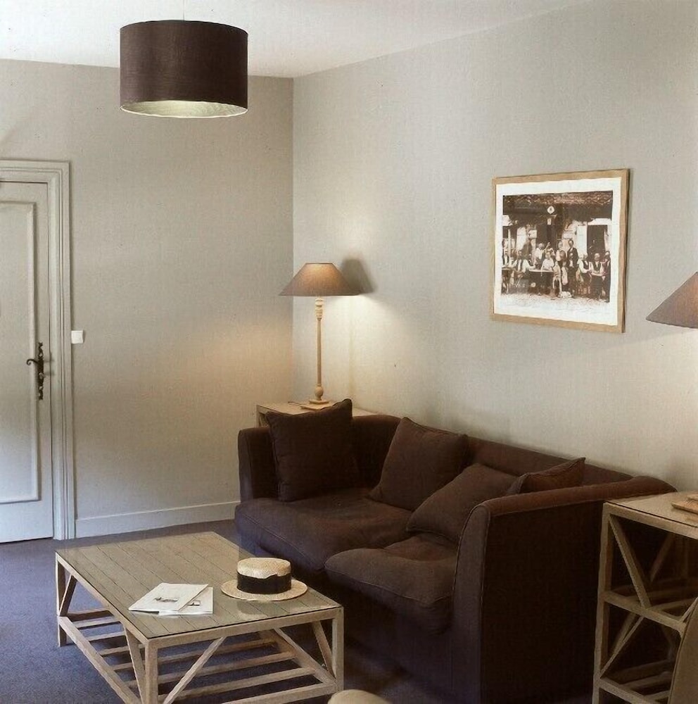 Suite - Photo 1
