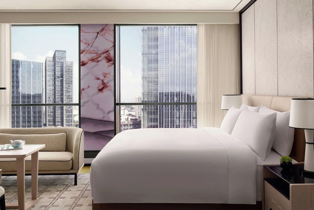 Deluxe Room, City View, King Bed