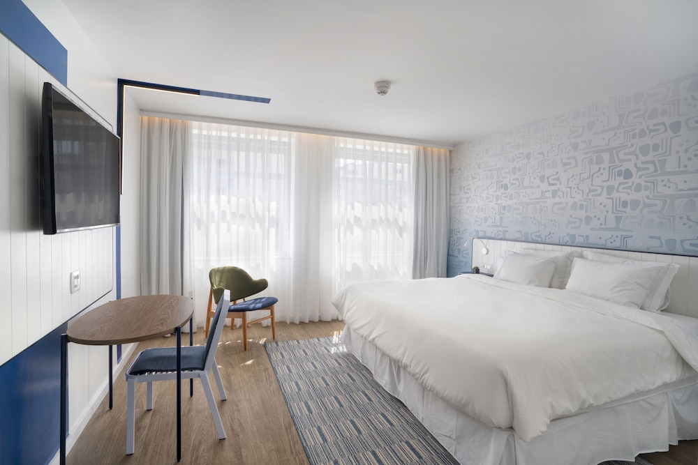 Executive Room, 1 Queen Bed, Partial Sea View - Photo 9