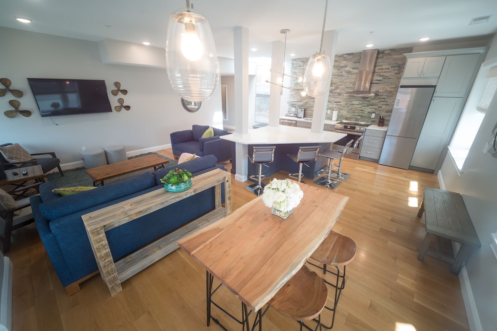 Unit 5 – Luxury Apartment, 3 Bedrooms, Harbor View photo 3