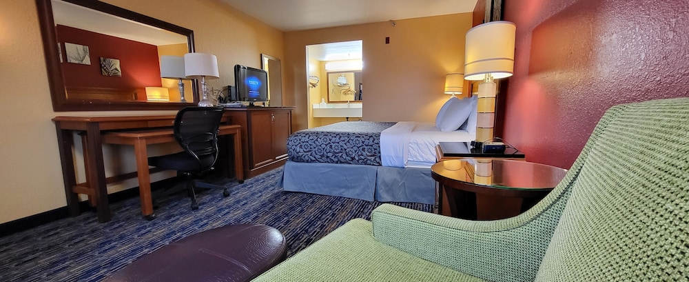 Deluxe Room, 1 King Bed with Sofa bed, Non Smoking - Photo 7