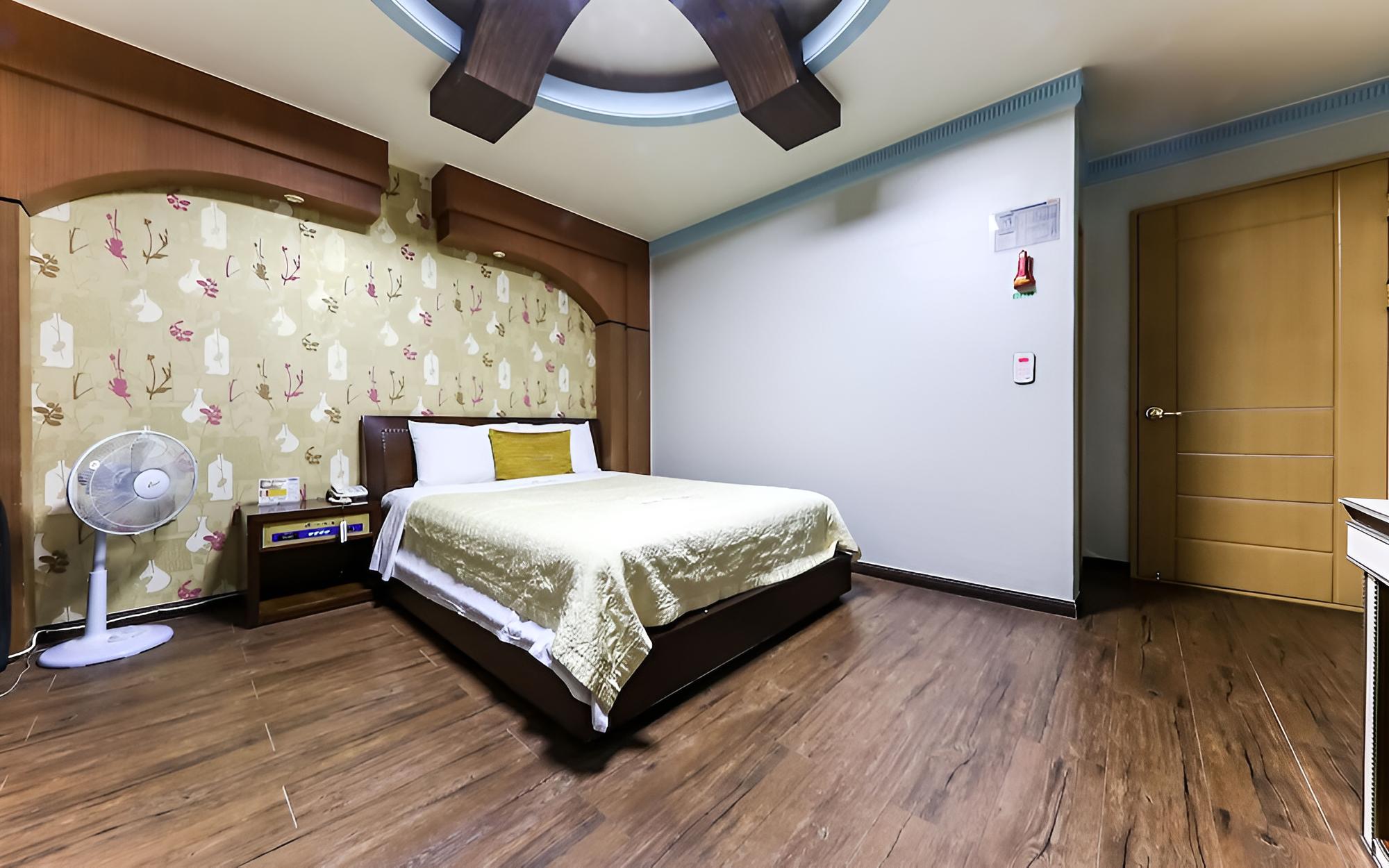 Room (Room(Netflix Available Sofa)) photo 1