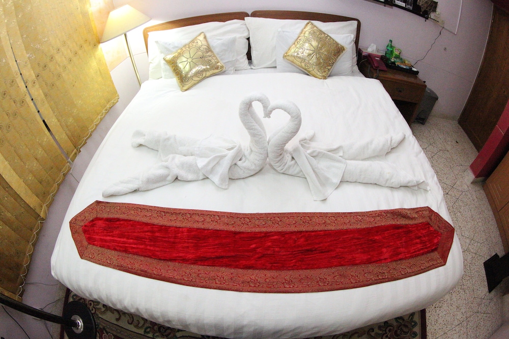 Business Room, 1 Queen Bed, Non Smoking, City View photo 3