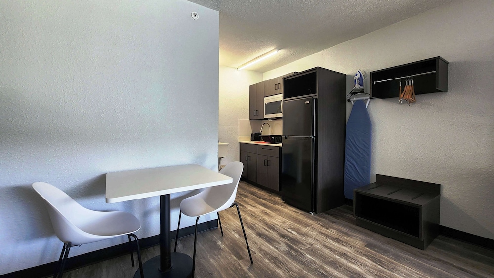 Standard Room, 1 King Bed, Non Smoking, Kitchen - Photo 5