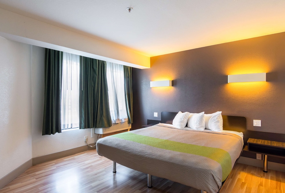 Deluxe Room, 1 Queen Bed, Accessible, Non Smoking - Photo 1
