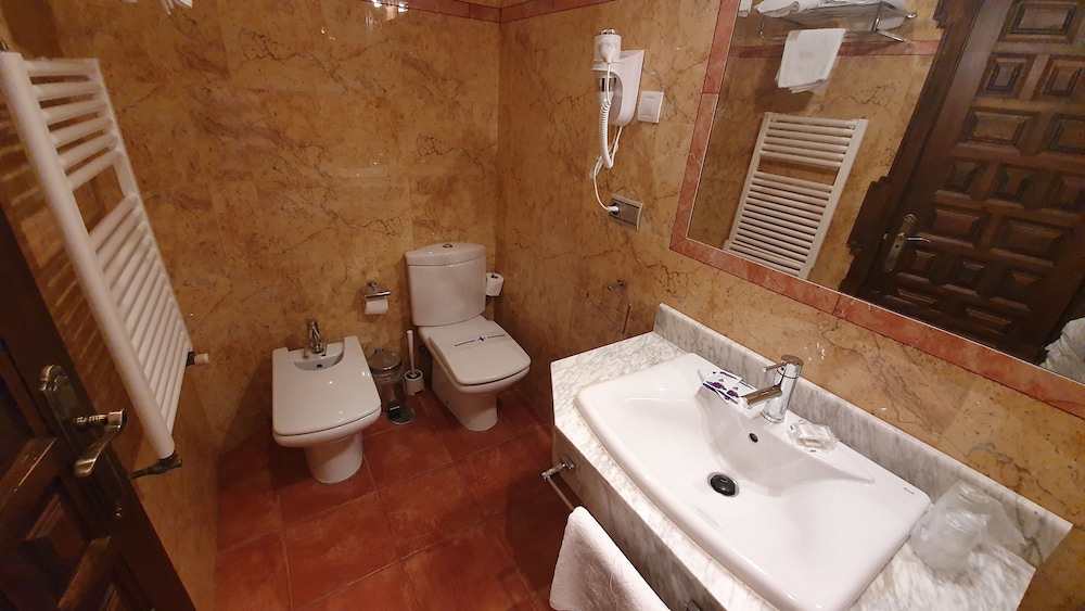 Double or Twin Room, City View - Photo 10