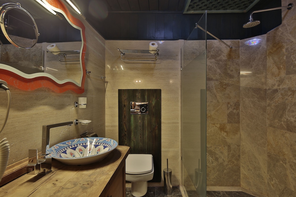 Cave Suite - Photo 12