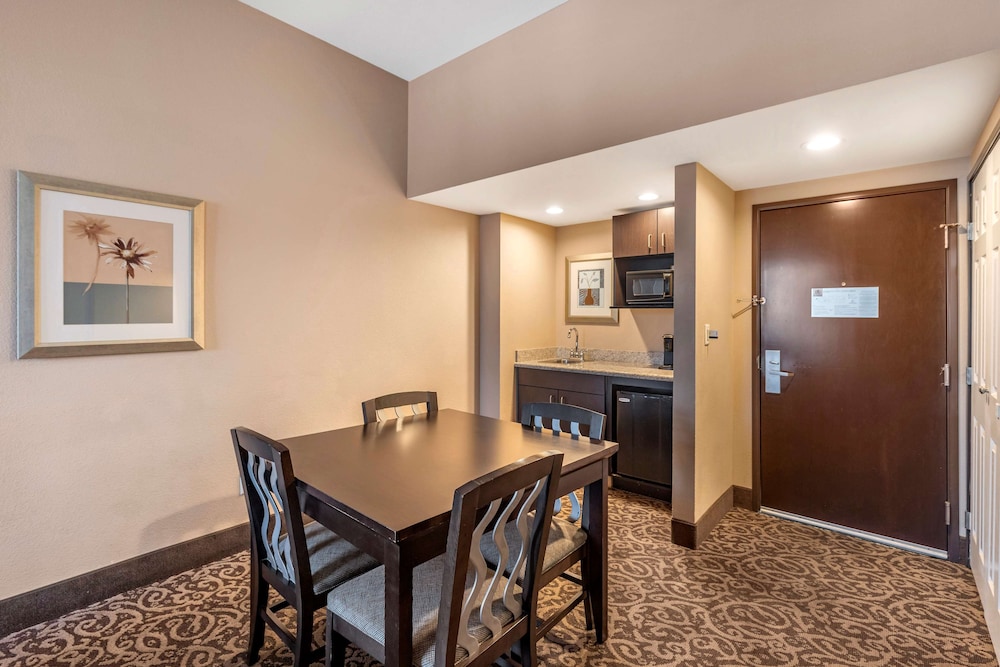 Standard Room, 1 King Bed, Non Smoking, Refrigerator & Microwave photo 1