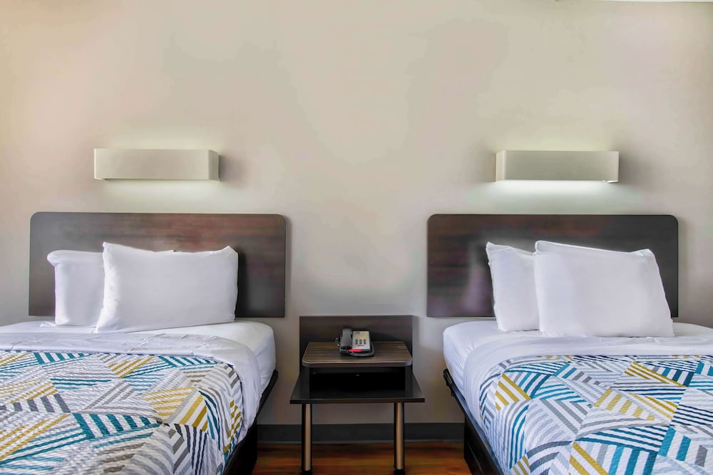 Premium Room, 2 Double Beds, Non Smoking, Refrigerator & Microwave - Photo 4
