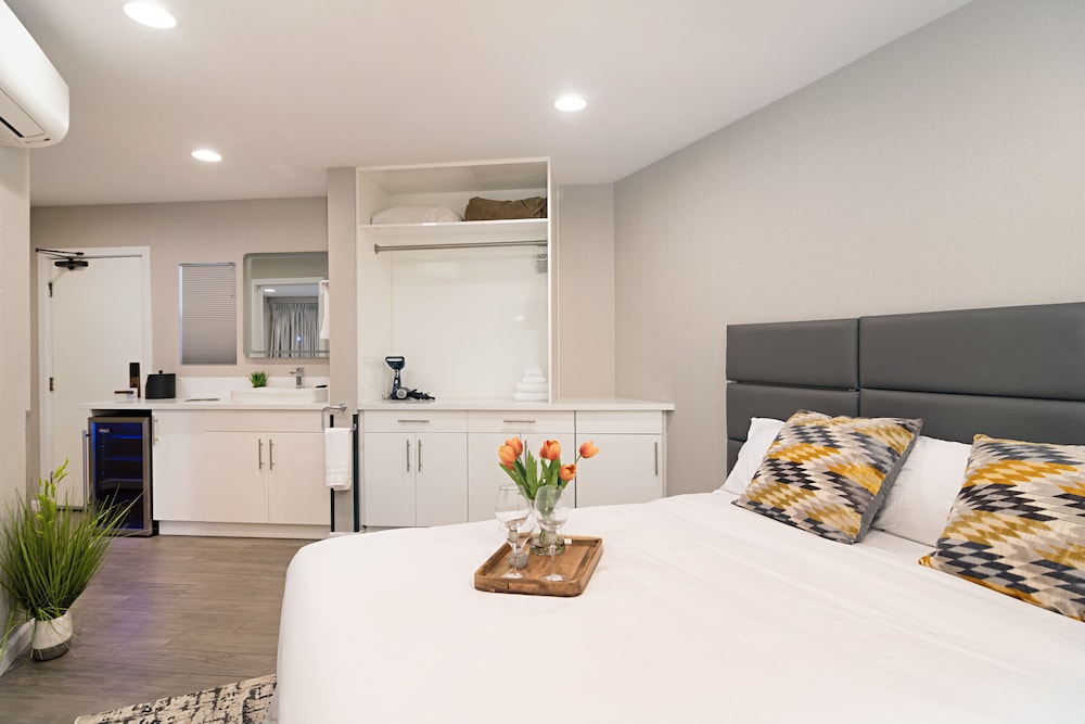 2STE 2nd Floor Suite 1 King 2 Queen Bedrooms Balcony