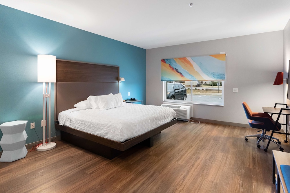 Room, 1 King Bed, Accessible (Roll-In Shower) - Photo 1