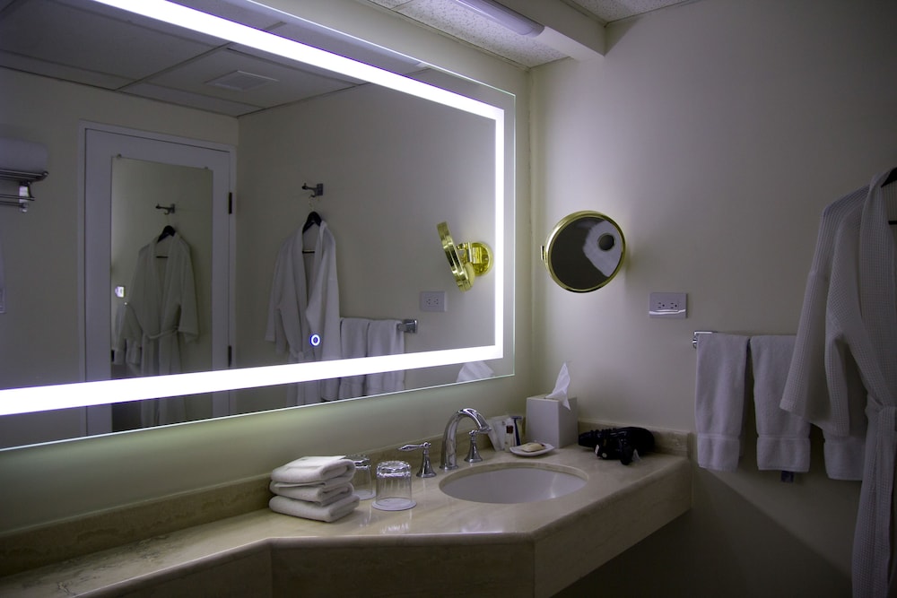 Deluxe Room, 1 King Bed, Balcony - Photo 9