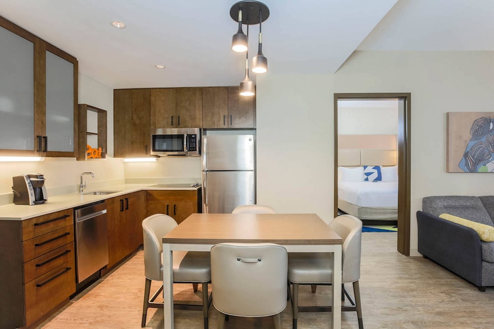 Room, 1 Bedroom, Corner (Mobility Accessible, Roll-In Shower)