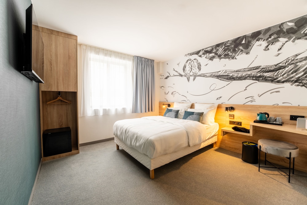 Deluxe Room, 1 Queen Bed photo 1