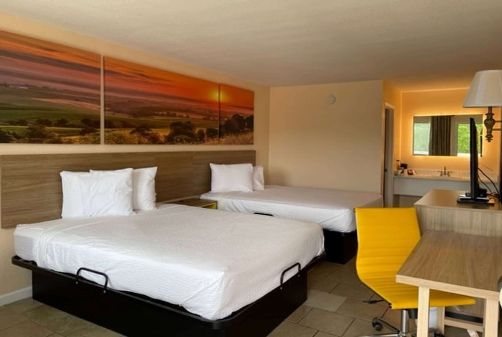 Room, 2 Queen Beds, Non Smoking photo 3