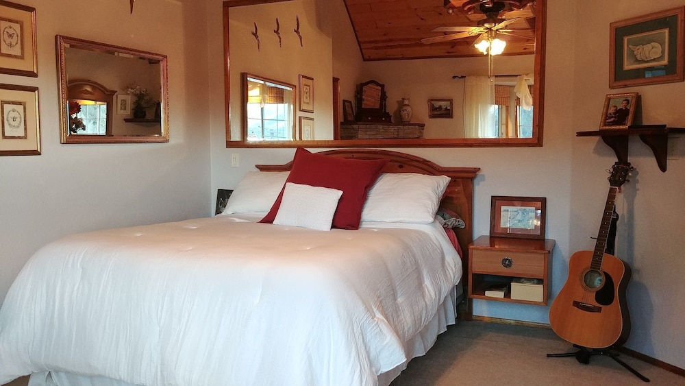 Luxury Suite, 1 Queen Bed, Fireplace, Mountain View photo 2