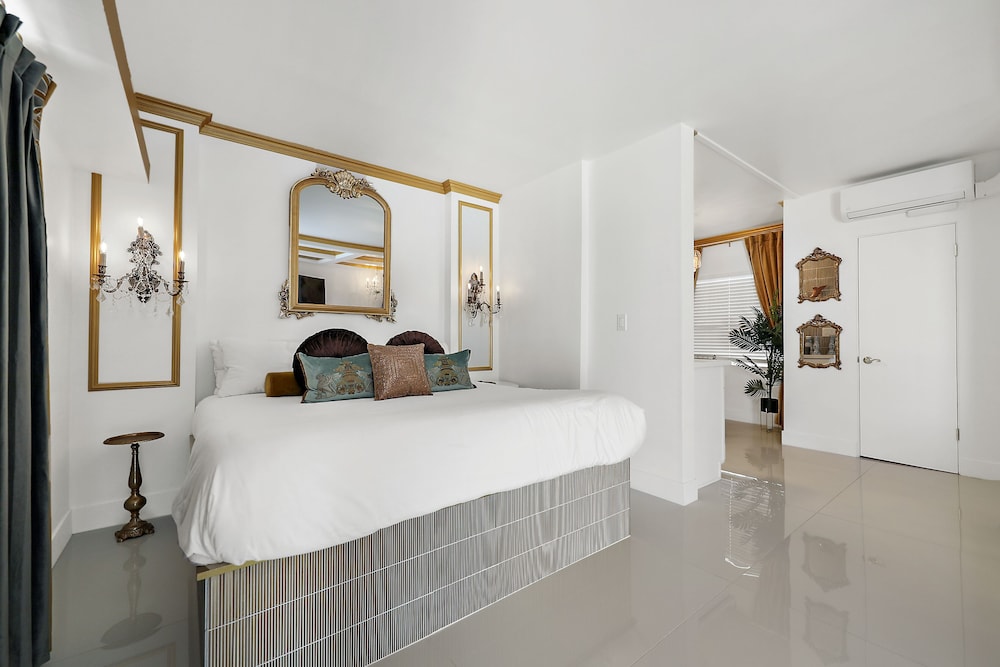 Grand Room, 1 King Bed photo 1
