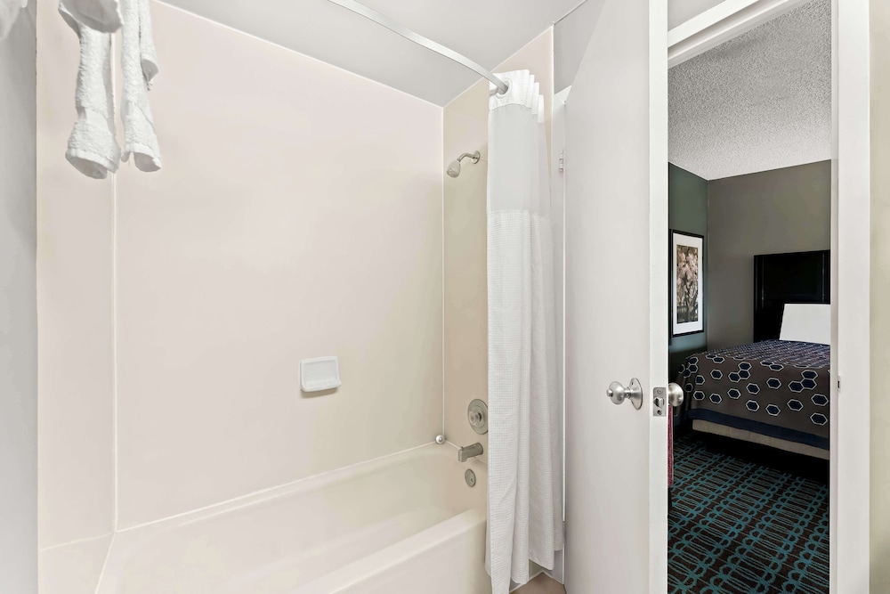 Room, 2 Double Beds - Photo 8