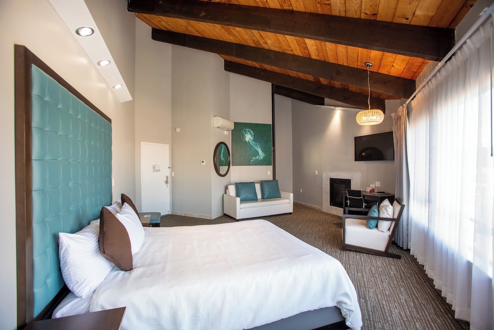 Deluxe Room, 1 King Bed with Sofa bed, Fireplace