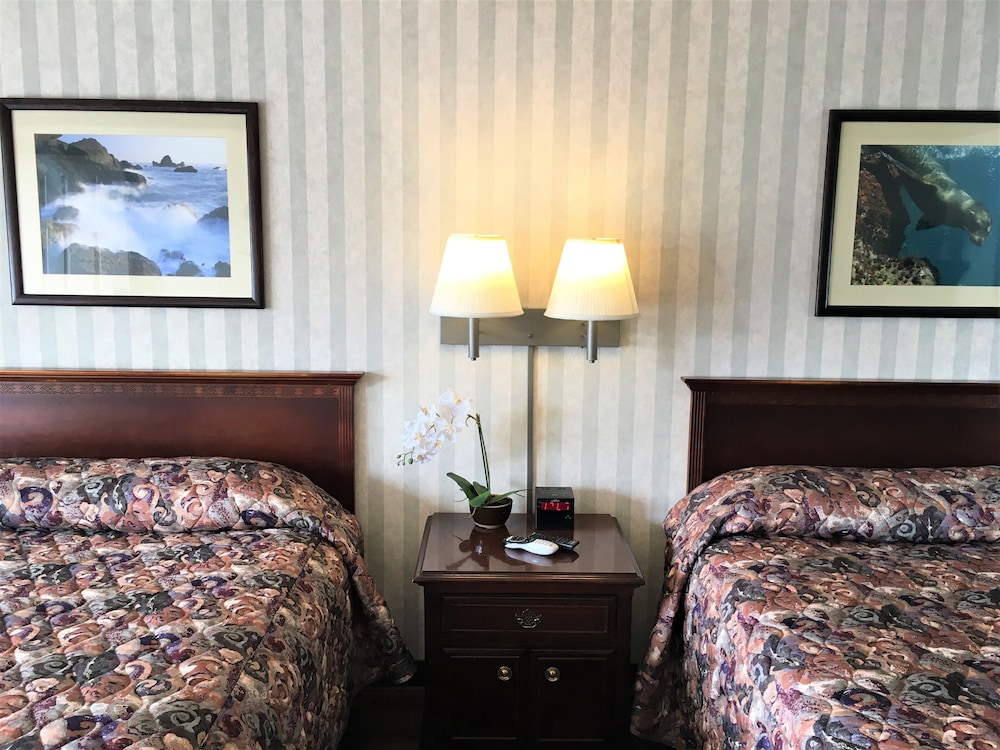 Room, 2 Queen Beds, Non Smoking (Pet Friendly fees not included) photo 2